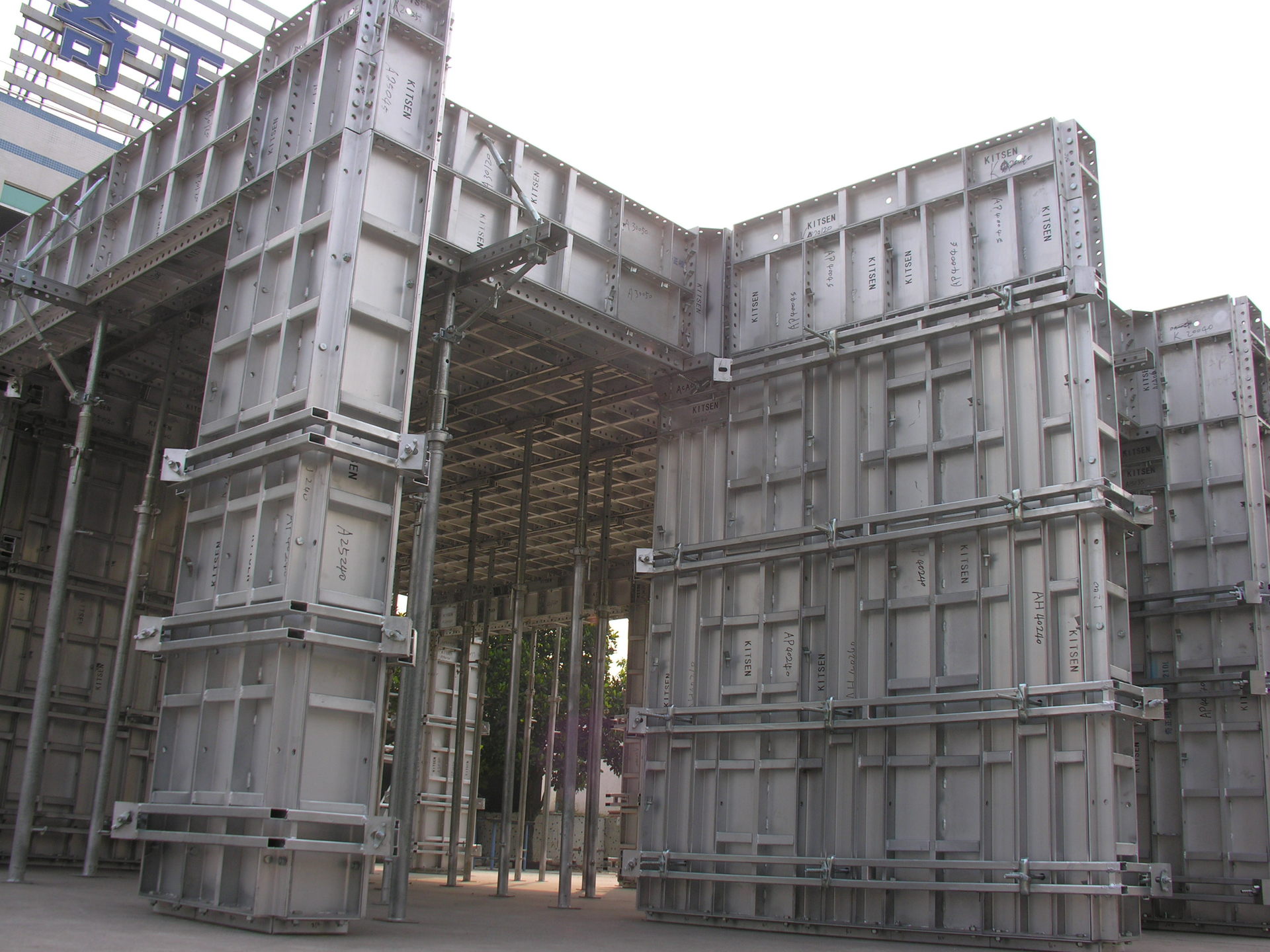 1.3.1.1 个人用户的注册：.本平台个人用户APP端使用真实身份信息（手机号、姓名、证件类型、证件号码）注册