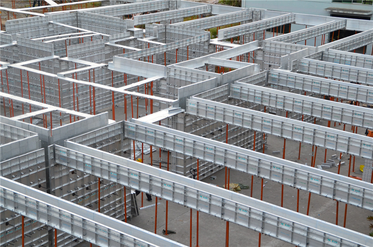 挤压第一弹簧305相向移动