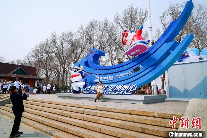 尔滨满城传来亚冬风:十处滨滨妮妮吉祥物景观