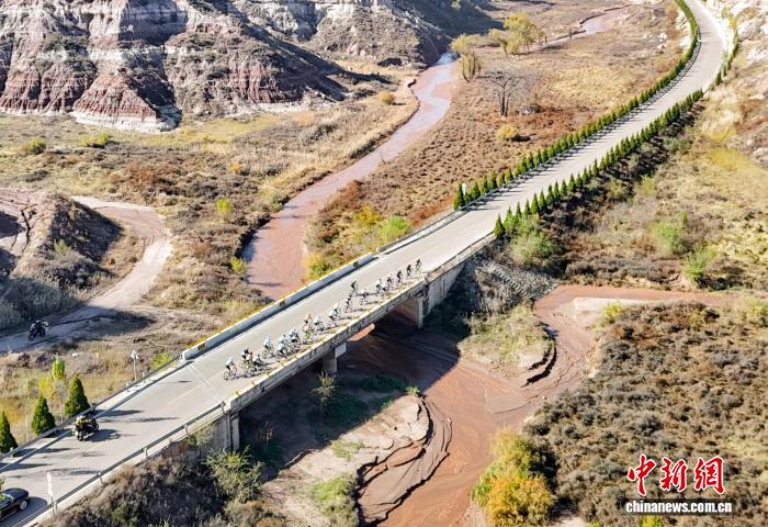 2025沿黄观光路国际自行车赛在榆林府谷启幕 七国