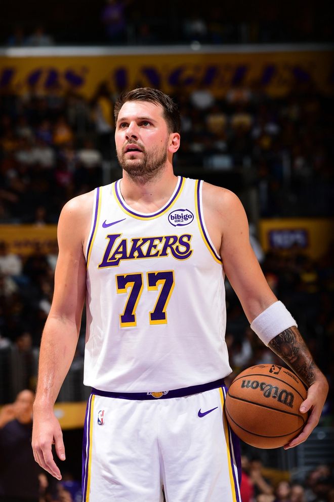 NBA常规赛末段排名悬念：雷霆马刺争夺前二 湖人