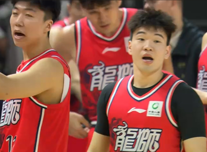 广州队主场遭逆转 米切尔换人策略成败关键