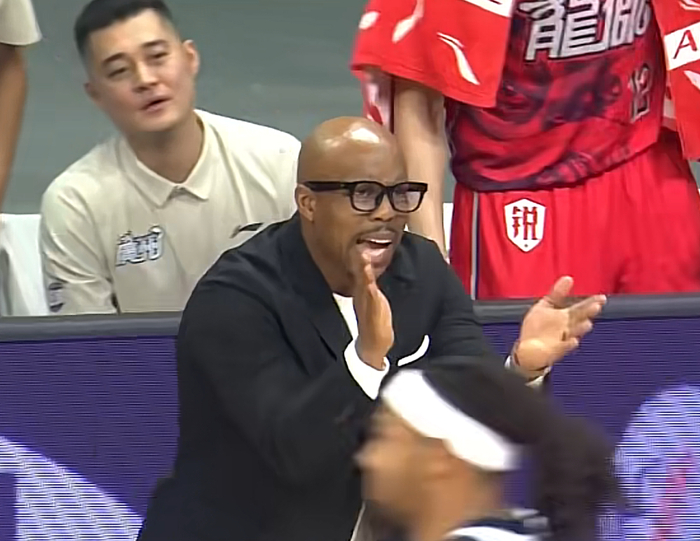 广州队主场遭逆转 米切尔换人策略成败关键