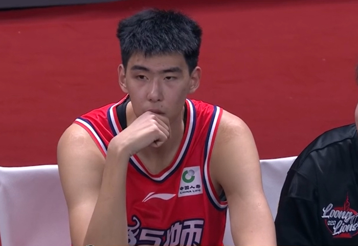 广州队主场遭逆转 米切尔换人策略成败关键