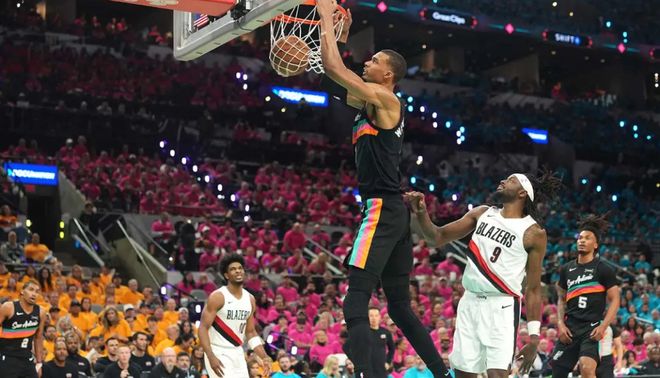 文班亚马季后赛首秀创三纪录，独揽当日最佳