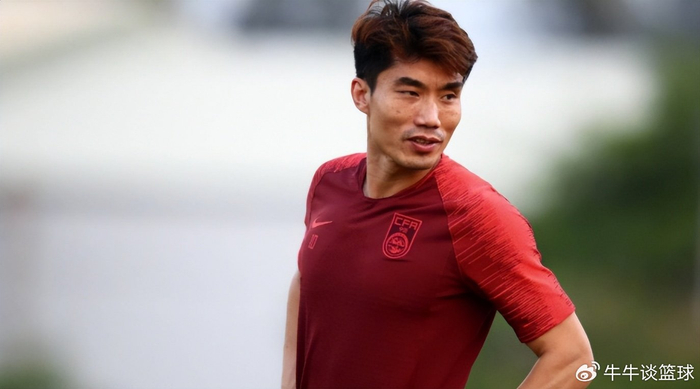 青岛西海岸首战0-2不敌浙江队 巴拉克首秀受关注